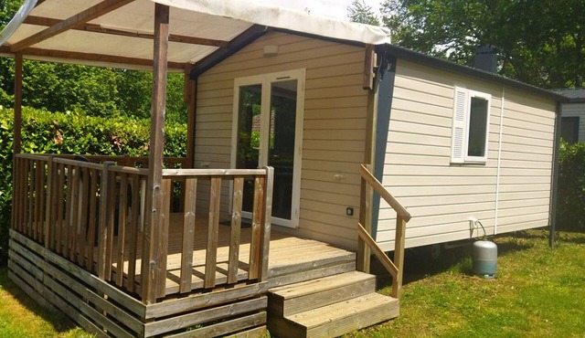 Comfortable mobile home with terrace in Saint-Gérons