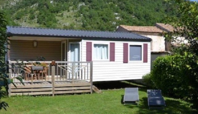 Comfortable mobile home for 4 with terrace