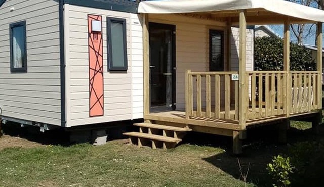 Comfortable mobile home with terrace in Tréguennec