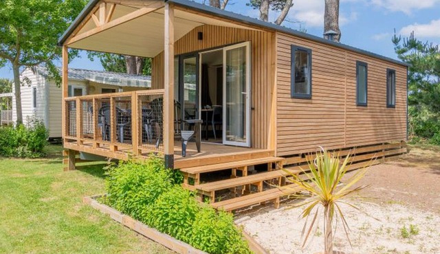 Comfortable mobile home with terrace in Tréguennec