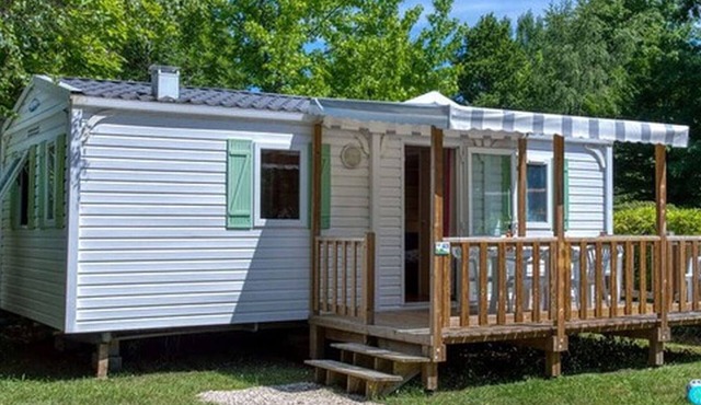 Comfortable mobile home with terrace in Groléjac