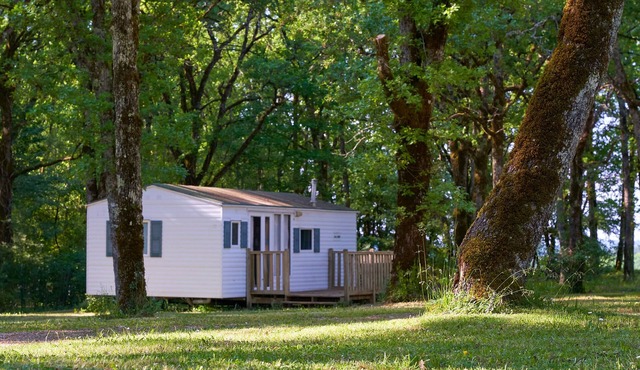 Comfortable mobile home in a quiet, natural campsite near rocamadour