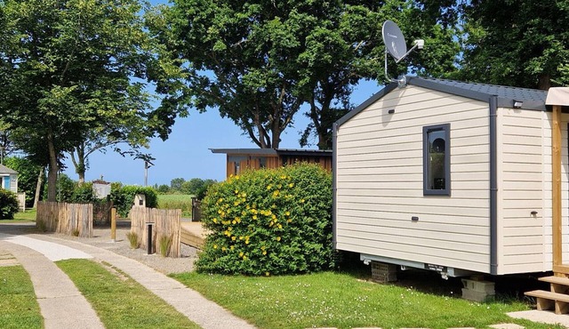 Comfortable mobile home with terrace in Pordic