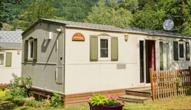 Comfortable mobile home with terrace for 4 people