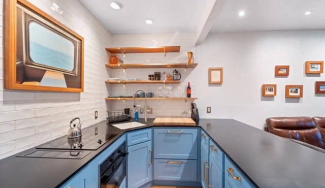 Comfortable Modern Condo near Downtown