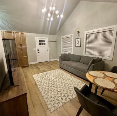 Comfortable Modern Suite, Hot Tub, Sleeps 4