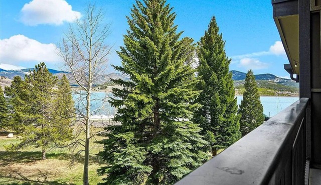 Comfortable Mountain Condo Close to Everything!