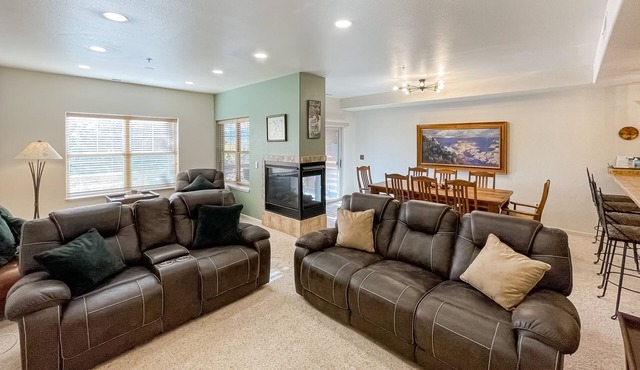 Comfortable mountain view condo with gas fireplace, W/D, & patio