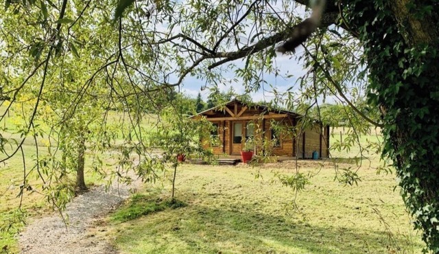 Comfortable nature cottage, fishing pond, swimming pool and jacuzzi in season