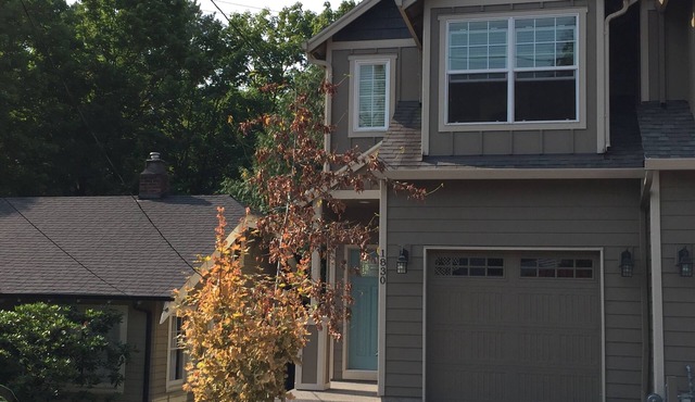 Comfortable. Nearly New. Close to Downtown Portland. Sleeps 4