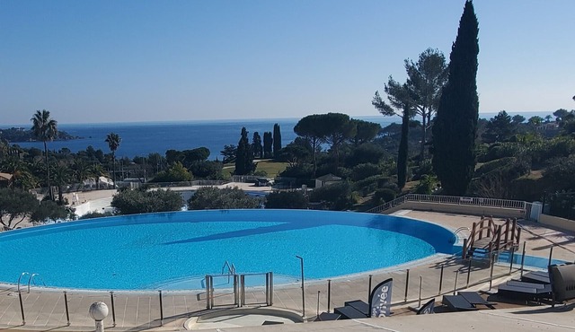 Comfortable nest with pool and sea view