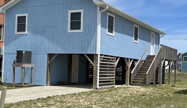 Comfortable OBX Beach Box Cottage ~ Ocean views, 2 min walk to the beach!