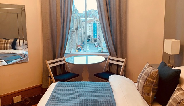 Comfortable one-bed flat situated on a central stretch of Edinburgh's famous 'Royal Mile'.