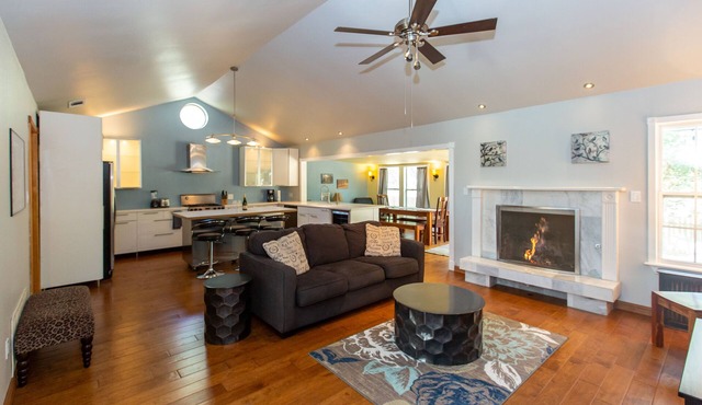 Comfortable Open Concept 3/2 - Close to Downtown, Festivals & Local Restaurants!
