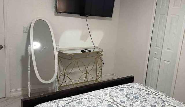 COMFORTABLE ORLANDO PRIVATE STUDIO W/FULL KITCHEN!