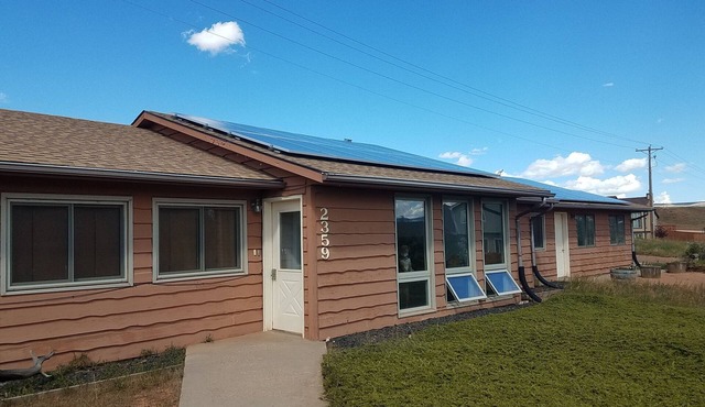 Comfortable Passive-Solar 3-Bedroom Earth-Bearmed House In Quiet Area Near U.W.