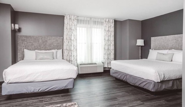 Comfortable, Pet-Friendly Stay w/Firepits, Gym & Garden Pergolas l Four Rooms