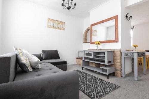 Comfortable Portsmouth home near Southsea beach great for group stays and contractors