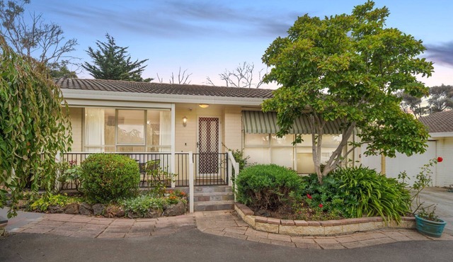 Comfortable private Townhouse within walking distance to restaurants and beaches