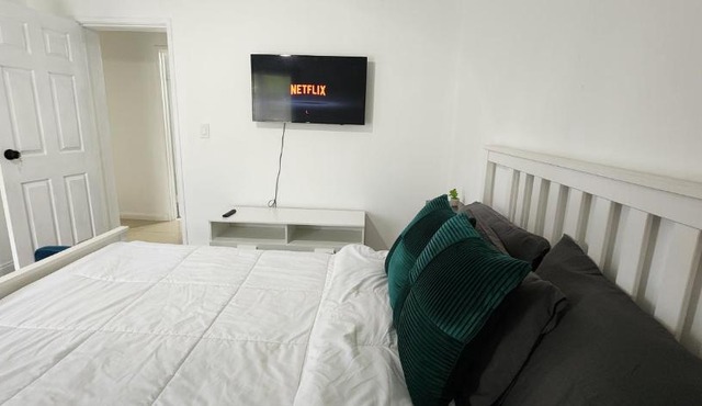 Comfortable Private Room in a Family Home, Private Bathroom, Prime Location!