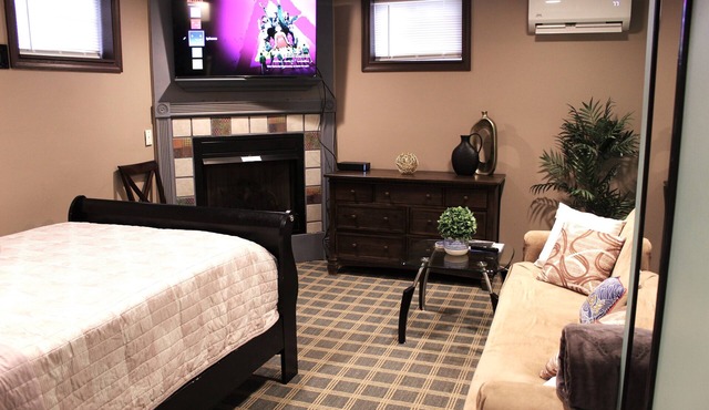 Comfortable private unit with hot tub and free parking