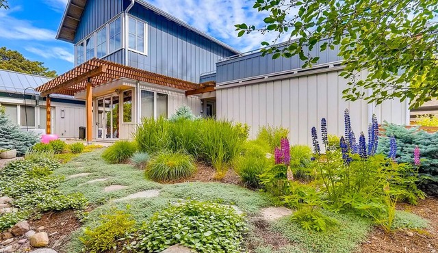 Comfortable, private studio three blocks to downtown