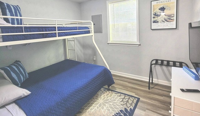 Comfortable & Private 2 Bedrm Cottage w/King bed.