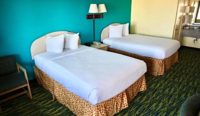 Comfortable Queen Bed + Free Parking