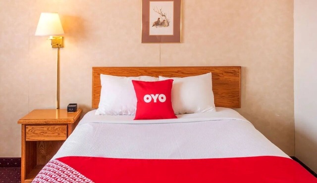 Comfortable Queen Stay! Free On-site Parking, Close to Local Dining!