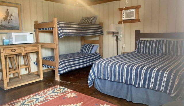Comfortable Quiet Cabin 8 miles outside of Carrizo Springs