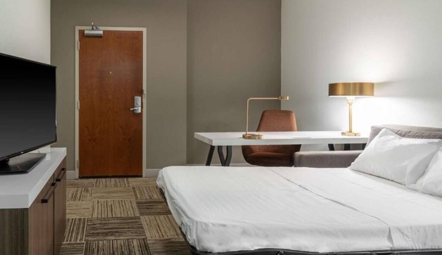 Comfortable Retreat | Quick drive to Big Dam Bridge & Central High Historic Site