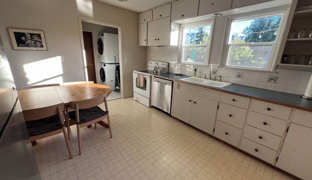 Comfortable Retreat - 4 Bedrooms, 2 Bathrooms - Pet Friendly Bingen Bungalow