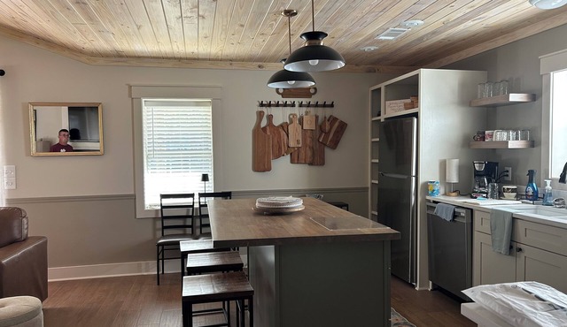 Comfortable retreat minutes away from MSU. Great for Game Days & Family Getaway
