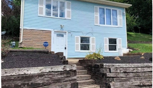 Comfortable Retreat with Portage Lakes View!