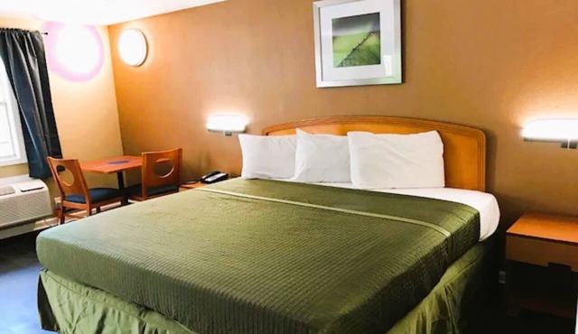 Comfortable Room near Tallahassee Downtown Market & Attractions | Free Parking