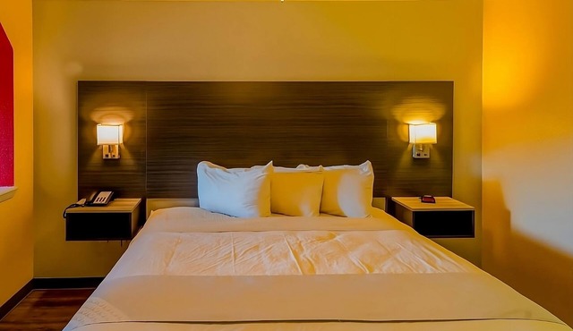 Comfortable Room near H-E-B with Outdoor Swimming Pool and Free Parking