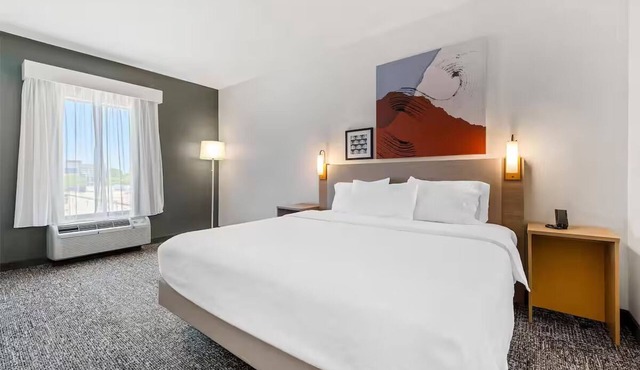 Comfortable Room w/Convenient Parking – Close to Westgate Mall + Top Restaurant
