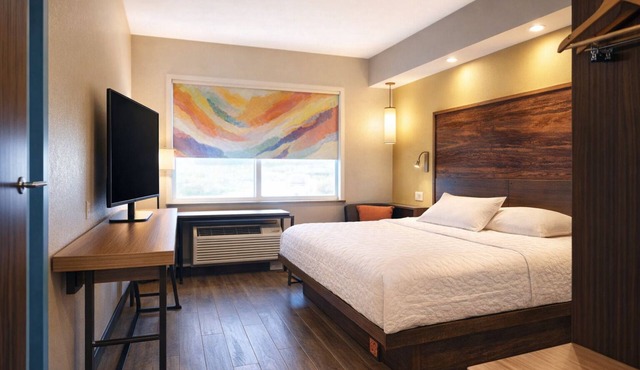 Comfortable Room Near Airport & Shops – Free Shuttle, Breakfast & Parking