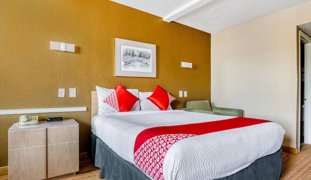 Comfortable Room w/Queen Bed – Great Value Near Local Attractions