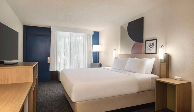 Comfortable Room w/Free Breakfast, Pool & Pet-Friendly Near Beaches