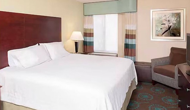 Comfortable Room w/Sofa Bed & Hot Breakfast Included – Ideal for Families