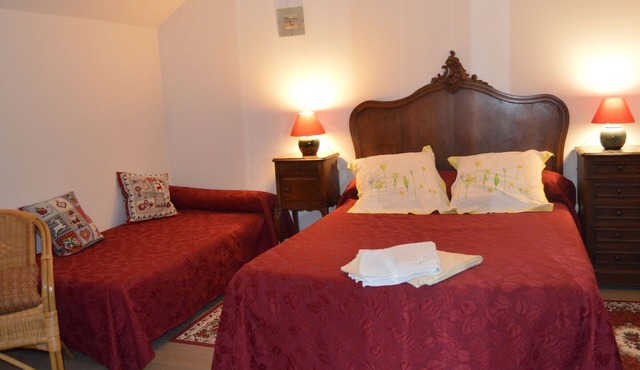 Comfortable rooms with shaded garden in a 19th-century farm near Châteauroux