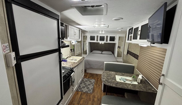 Comfortable RV Self Check-in, freeWIFI, Free parking, full kitchen, bathroom.