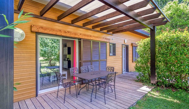 Comfortable single-storey chalet with swimming pool, garden, terrace and parking.