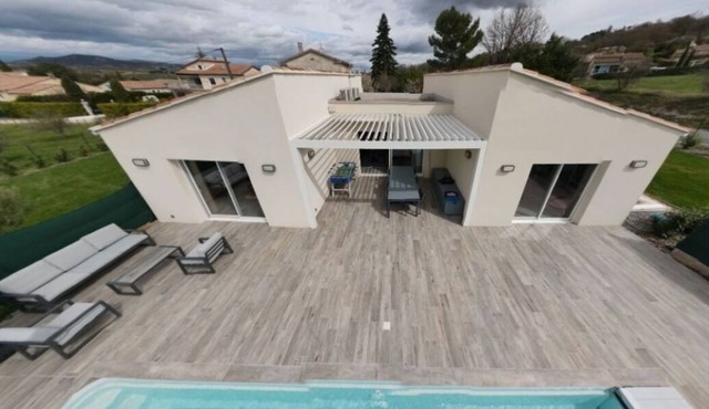 Comfortable single-storey villa, sleeps 6, with heated pool