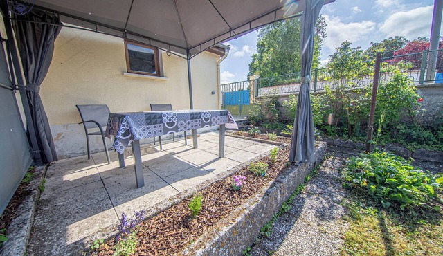 Comfortable single-storey house with garage and land