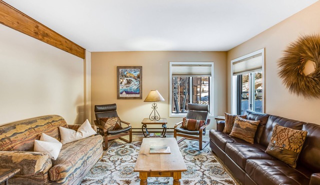 Comfortable ski condo w/a kitchenette & free WiFi plus shared hot tub