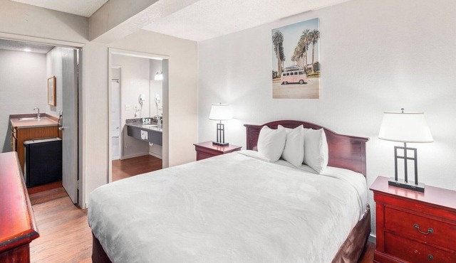 Comfortable Space for Travelers Exploring Pike Place Market & More