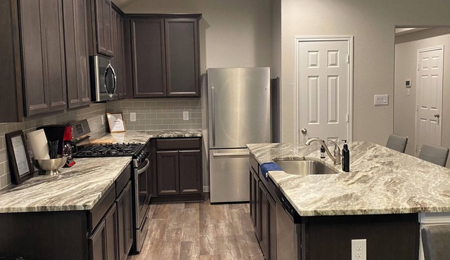Comfortable space! Minutes from shopping, restaurants and Largo Mar Lagoon.