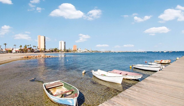 Comfortable, spacious holiday apartment near the water.